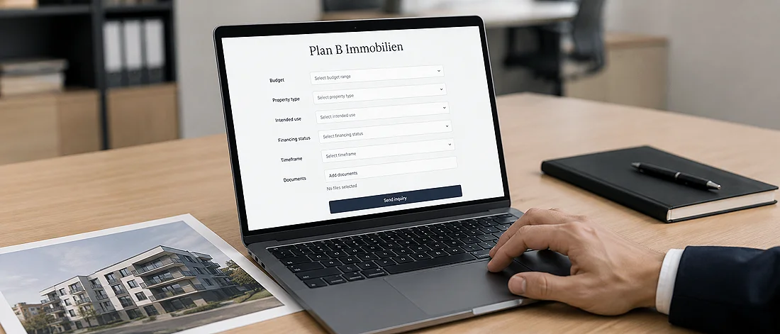 Eine Person sitzt an einem Schreibtisch, auf dem ein Foto eines Wohnhauses, ein Notizbuch und ein Stift liegen, und arbeitet an einem Laptop, auf dessen Bildschirm ein Immobilienformular mit dem Titel „Plan B Immobilien“ angezeigt wird.