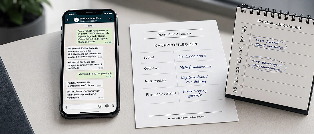 Ein Smartphone, auf dem eine Chat-Konversation, ein ausgefülltes Kaufprofilformular und ein kleiner Kalender mit handschriftlichen Notizen zu sehen sind, liegt auf einem Leuchttisch.